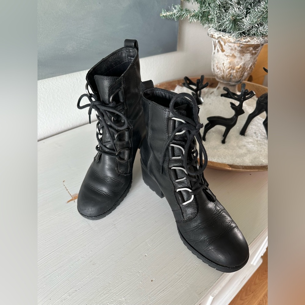 Sorel Cate lace up leather boots size 8 black.